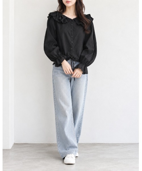 FAZVY(ファズビー)の「甘さを品よく纏う ラッフルカラーブラウス(シャツ/ブラウス・レディース・レッド/ベージュ/ブラック・S/L/M)」の4枚目の写真