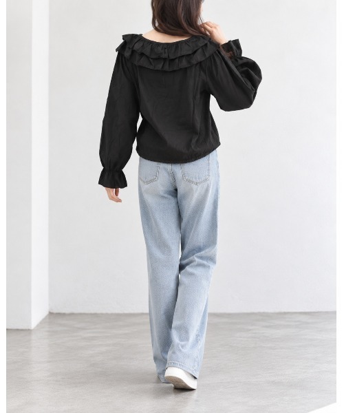 FAZVY(ファズビー)の「甘さを品よく纏う ラッフルカラーブラウス(シャツ/ブラウス・レディース・レッド/ベージュ/ブラック・S/L/M)」の7枚目の写真