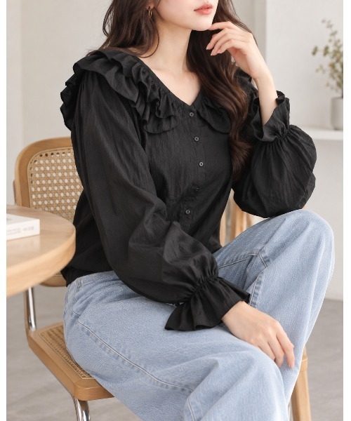 FAZVY(ファズビー)の「甘さを品よく纏う ラッフルカラーブラウス(シャツ/ブラウス・レディース・レッド/ベージュ/ブラック・S/L/M)」の14枚目の写真