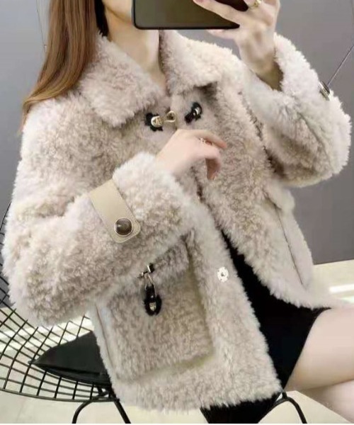 &soiree(アンドソワレ)の「ボアダッフルポケット付きコート(その他アウター・レディース・グレー/アイボリー・X-LARGE/LARGE/MEDIUM/SMALL)」の3枚目の写真