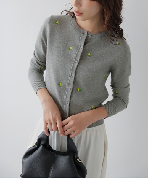 AMELY(エミリー)の「小花柄 刺繍 ニットカーディガン/羽織り/ベーシック(カーディガン/ボレロ・レディース・グレー/ブラック/アイボリー・フリー)」の3枚目の写真