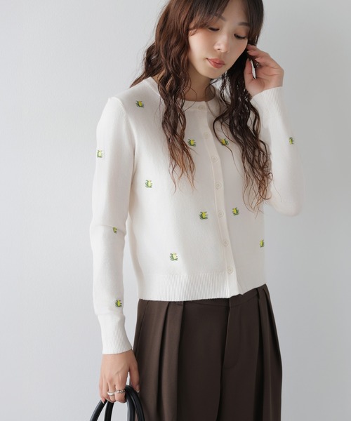 AMELY(エミリー)の「小花柄 刺繍 ニットカーディガン/羽織り/ベーシック(カーディガン/ボレロ・レディース・グレー/ブラック/アイボリー・フリー)」の4枚目の写真