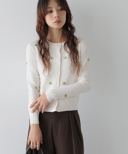 AMELY(エミリー)の「小花柄 刺繍 ニットカーディガン/羽織り/ベーシック(カーディガン/ボレロ・レディース・グレー/ブラック/アイボリー・フリー)」の5枚目の写真