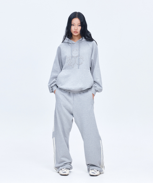 DAUSPICE(ディーオスピス)の「(DUC) シンボルフーディー グレー(パーカー・レディース・チャコールグレー・MEDIUM/LARGE)」の2枚目の写真