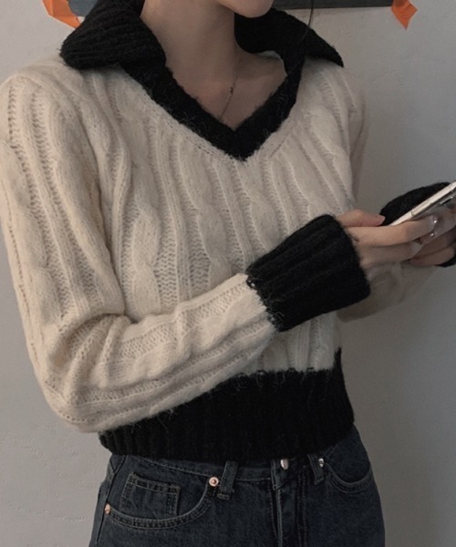 AMAJI(アマジ)の「ポロカラー ケーブル編み ショート丈 Vネック ニットトップス(ニット/セーター・レディース・ブラック/ベージュ・FREE)」の2枚目の写真