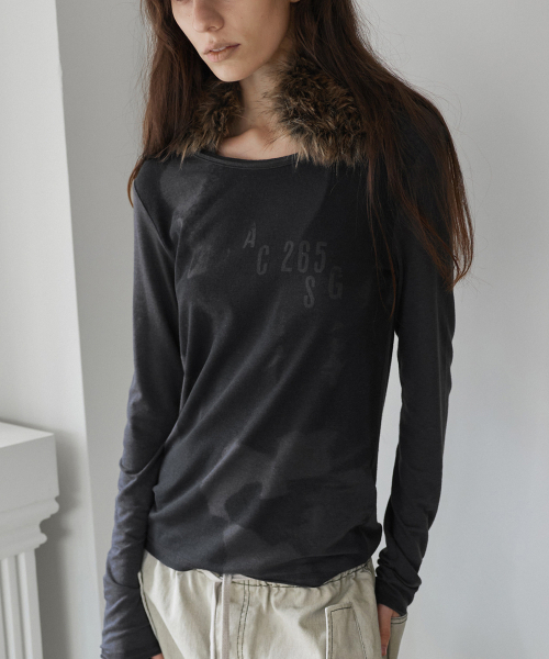 PORTERNA(ポルテナ)の「RAW CUT ブラーグラフィック ロングスリーブTシャツ - チャコール(Tシャツ/カットソー・レディース・その他・FREE(OS))」の1枚目の写真