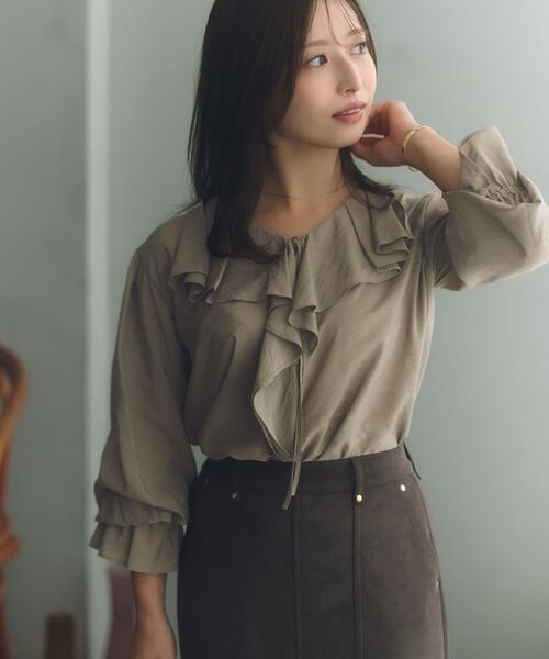 COHINA(コヒナ)の「フロントラッフルブラウス 【低身長・小柄女性】(Tシャツ/カットソー・レディース・ライトベージュ/ベージュ/ブラック・ONE SIZE)」の3枚目の写真