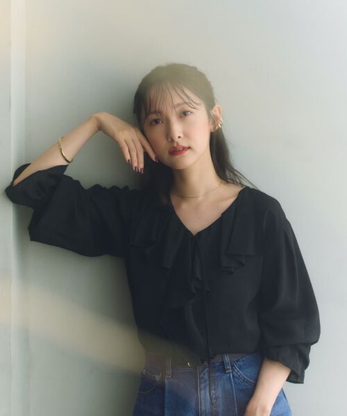 COHINA(コヒナ)の「フロントラッフルブラウス 【低身長・小柄女性】(Tシャツ/カットソー・レディース・ライトベージュ/ベージュ/ブラック・ONE SIZE)」の5枚目の写真