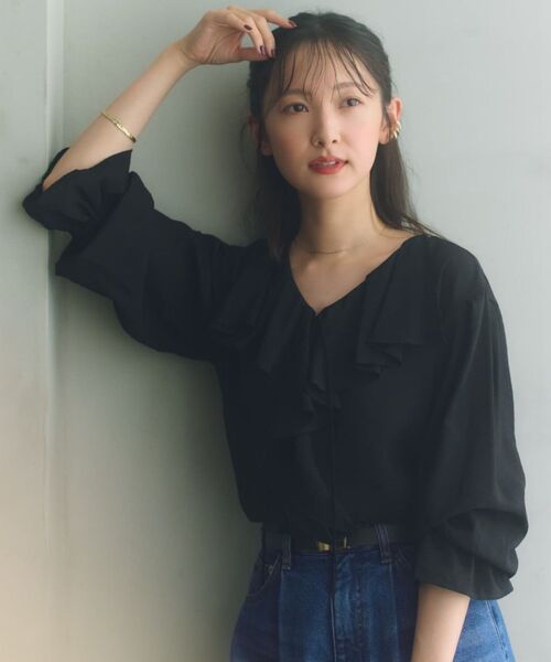 COHINA(コヒナ)の「フロントラッフルブラウス 【低身長・小柄女性】(Tシャツ/カットソー・レディース・ライトベージュ/ベージュ/ブラック・ONE SIZE)」の6枚目の写真