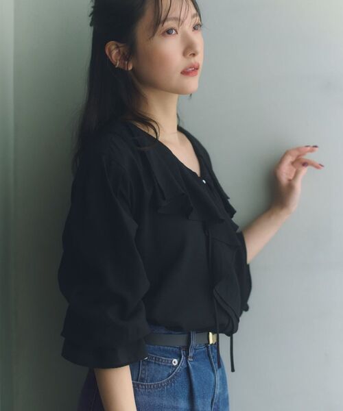 COHINA(コヒナ)の「フロントラッフルブラウス 【低身長・小柄女性】(Tシャツ/カットソー・レディース・ライトベージュ/ベージュ/ブラック・ONE SIZE)」の7枚目の写真
