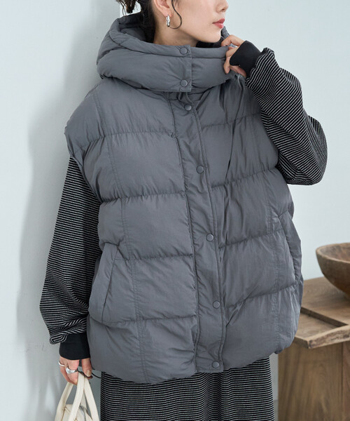 FREAK'S STORE（フリークスストア）の「限定展開　中綿 ボリューム フーディー ベスト（ダウンベスト・レディース・ベージュ/グレー/ブラウン/ブラック・ﾌﾘ-）」の2枚目の写真