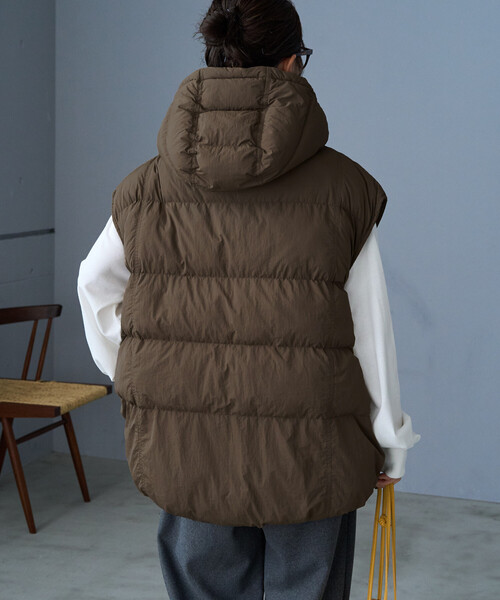 FREAK'S STORE（フリークスストア）の「限定展開　中綿 ボリューム フーディー ベスト（ダウンベスト・レディース・ベージュ/グレー/ブラウン/ブラック・ﾌﾘ-）」の8枚目の写真