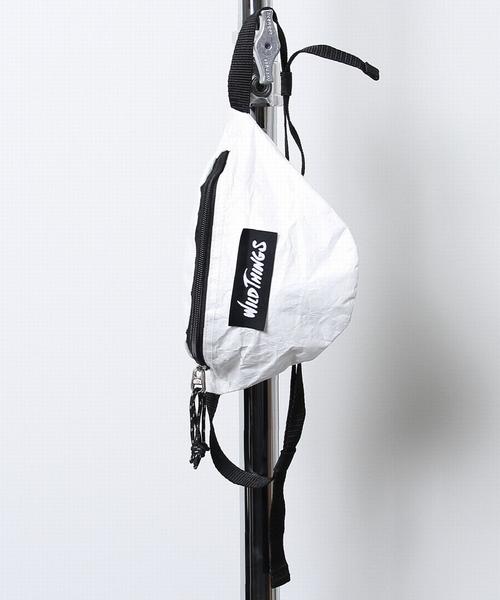 WILD THINGS（ワイルドシングス）の「WILD THINGS(ワイルドシングス)別注タイベックボディバッグ（ボディバッグ/ウエストポーチ・メンズ・ホワイト/ブラック/パープル・FREE）」の2枚目の写真