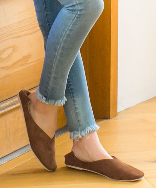 KOBE LETTUCE（コウベレタス）の「Vカットスクエアトゥ2wayフラットバブーシュ（パンプス・レディース・ホワイト/キャメル/ブラック/パイソン/グレイッシュベージュ・L/LL/M/S）」の5枚目の写真