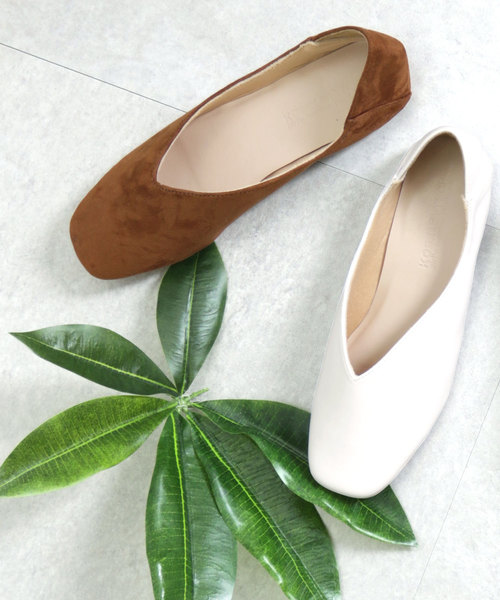 KOBE LETTUCE（コウベレタス）の「Vカットスクエアトゥ2wayフラットバブーシュ（パンプス・レディース・ホワイト/キャメル/ブラック/パイソン/グレイッシュベージュ・L/LL/M/S）」の2枚目の写真