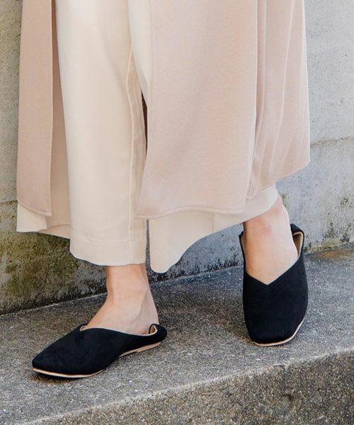 KOBE LETTUCE（コウベレタス）の「Vカットスクエアトゥ2wayフラットバブーシュ（パンプス・レディース・ホワイト/キャメル/ブラック/パイソン/グレイッシュベージュ・L/LL/M/S）」の3枚目の写真