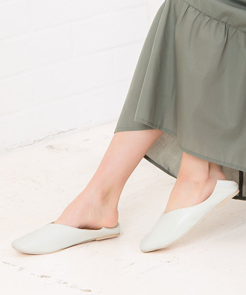 KOBE LETTUCE（コウベレタス）の「Vカットスクエアトゥ2wayフラットバブーシュ（パンプス・レディース・ホワイト/キャメル/ブラック/パイソン/グレイッシュベージュ・L/LL/M/S）」の16枚目の写真