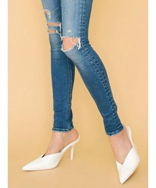 GYDA(ジェイダ)の「Vカットポインテッドミュール(サンダル・レディース・オフホワイト/ブラック・SMALL/MEDIUM/LARGE)」の2枚目の写真