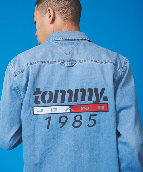 TOMMY JEANS(�g�~�[ �W�[���Y)�̃o�b�N�O���t�B�b�N�f�j���V���c(�V���c/�u���E�X)