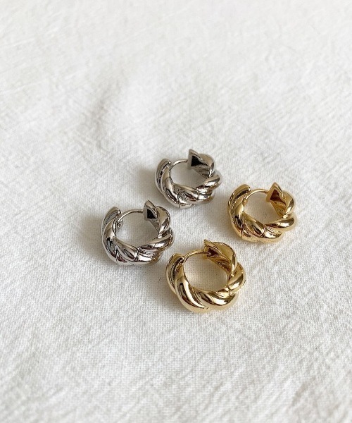 mou（モウ）の「小ぶりねじりフープピアス（ピアス（両耳用）・レディース・シルバー/ゴールド・FREE）」の2枚目の写真