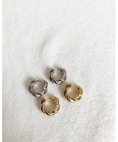 mou（モウ）の「小ぶりねじりフープピアス（ピアス（両耳用）・レディース・シルバー/ゴールド・FREE）」の3枚目の写真