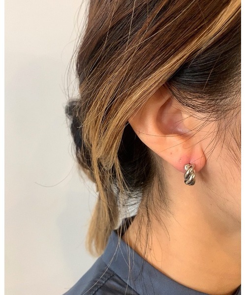 mou（モウ）の「小ぶりねじりフープピアス（ピアス（両耳用）・レディース・シルバー/ゴールド・FREE）」の4枚目の写真