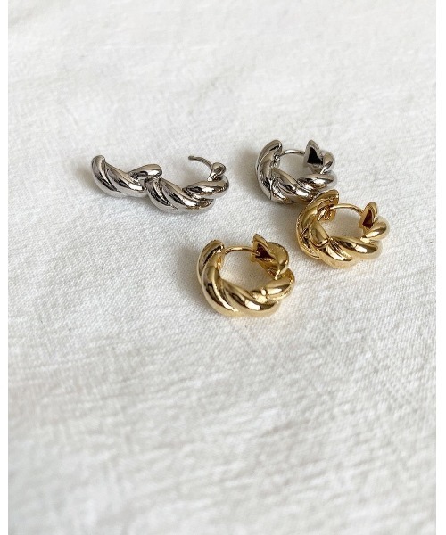mou（モウ）の「小ぶりねじりフープピアス（ピアス（両耳用）・レディース・シルバー/ゴールド・FREE）」の6枚目の写真