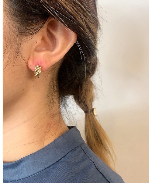 mou（モウ）の「小ぶりねじりフープピアス（ピアス（両耳用）・レディース・シルバー/ゴールド・FREE）」の7枚目の写真