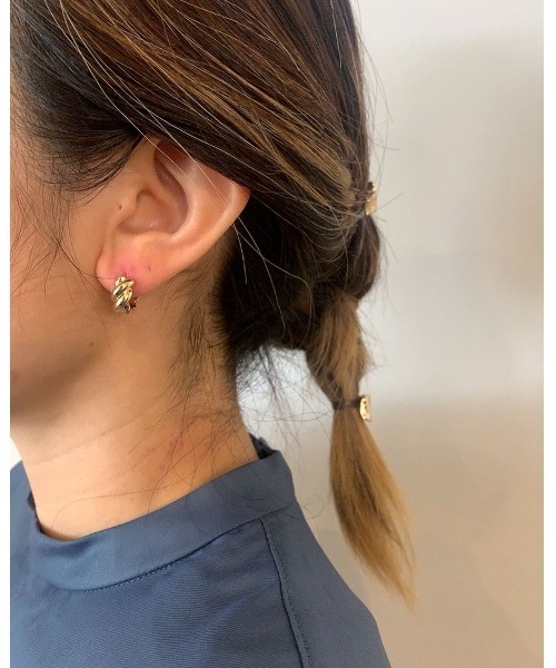 mou（モウ）の「小ぶりねじりフープピアス（ピアス（両耳用）・レディース・シルバー/ゴールド・FREE）」の8枚目の写真