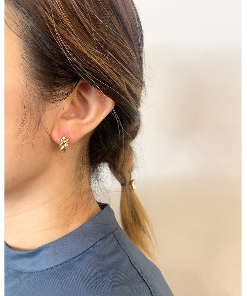 mou（モウ）の「小ぶりねじりフープピアス（ピアス（両耳用）・レディース・シルバー/ゴールド・FREE）」の9枚目の写真