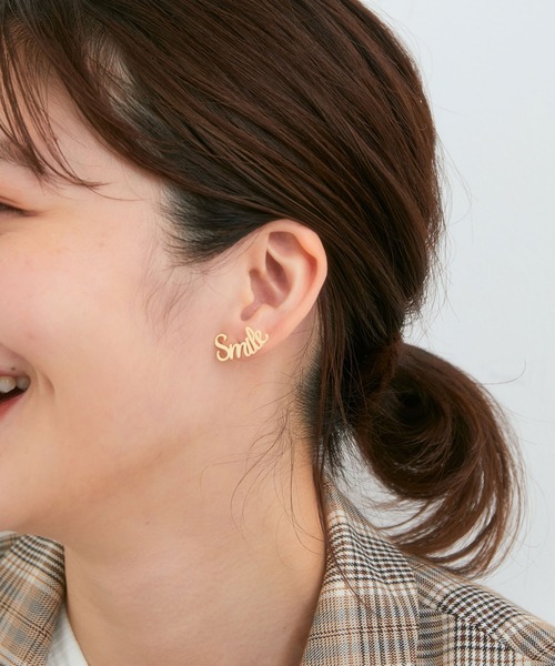 VIS（ビス）の「ポップなモチーフつき。メッセージピアス（ピアス（両耳用）・レディース・ゴールド系その他/ゴールド・FREE）」の4枚目の写真