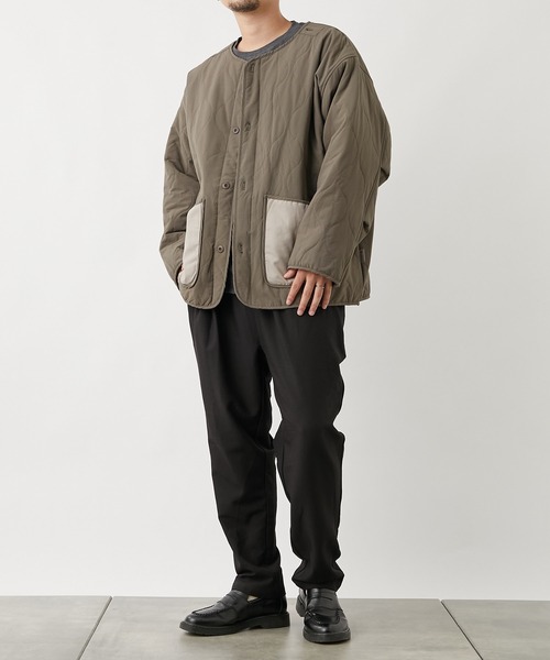 COLONY 2139（コロニートゥーワンスリーナイン）の「ストレッチキルティングジャケット (シンサレート)※ユニセックス対応（ノーカラージャケット・メンズ・ブラック/カーキ・MEDIUM/LARGE）」の13枚目の写真