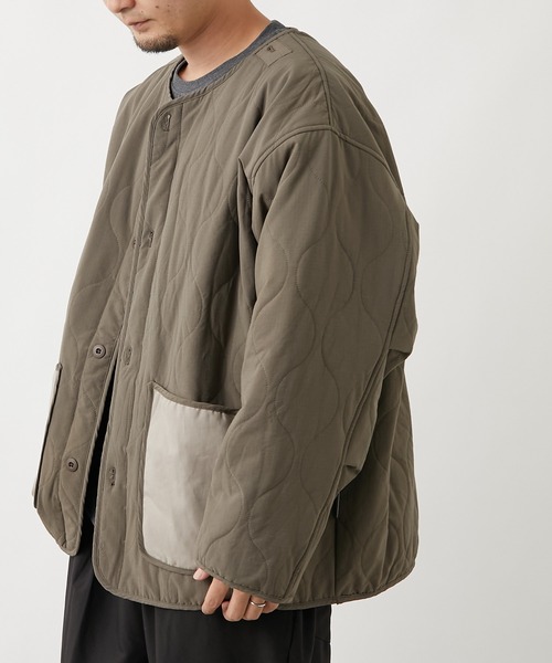 COLONY 2139（コロニートゥーワンスリーナイン）の「ストレッチキルティングジャケット (シンサレート)※ユニセックス対応（ノーカラージャケット・メンズ・ブラック/カーキ・MEDIUM/LARGE）」の18枚目の写真