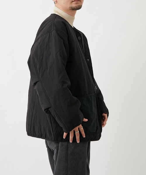 COLONY 2139（コロニートゥーワンスリーナイン）の「ストレッチキルティングジャケット (シンサレート)※ユニセックス対応（ノーカラージャケット・メンズ・ブラック/カーキ・MEDIUM/LARGE）」の6枚目の写真