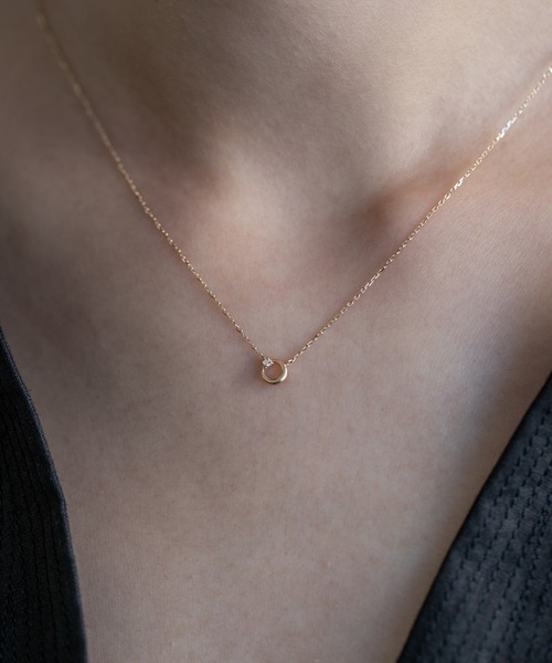 PAS TIERRA（パティエラ）の「-Briller- K10ムーンプチダイヤモンドネックレス（ネックレス・レディース・イエローゴールド・FREE）」の4枚目の写真