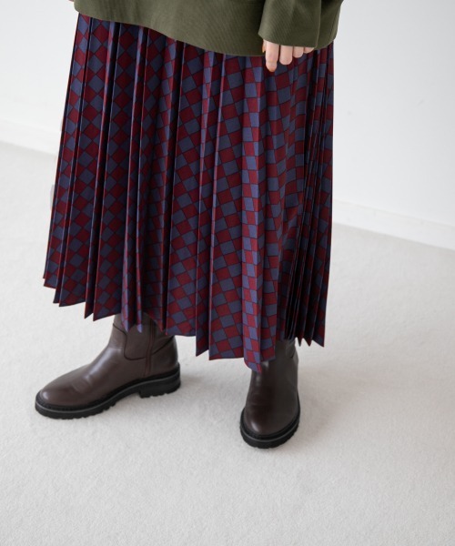 yuw（ユウ）の「PRINT PLEATED SKIRT　238240（スカート・レディース・ベージュ/ネイビー/ブラウン/ボルドー・FREE）」の3枚目の写真