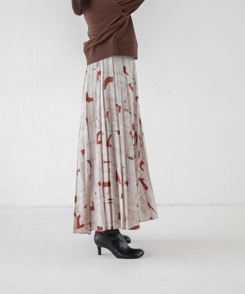 yuw（ユウ）の「PRINT PLEATED SKIRT　238240（スカート・レディース・ベージュ/ネイビー/ブラウン/ボルドー・FREE）」の4枚目の写真