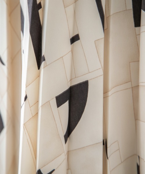 yuw（ユウ）の「PRINT PLEATED SKIRT　238240（スカート・レディース・ベージュ/ネイビー/ブラウン/ボルドー・FREE）」の20枚目の写真