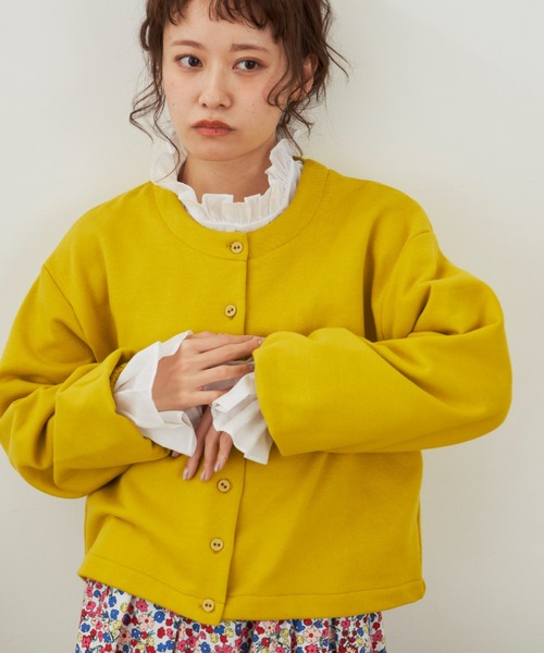 MERLOT（メルロー）の「クルーネックボリュームスリーブカーディガン（カーディガン/ボレロ・レディース・チャコールグレー/イエロー/ナチュラル・FREE）」の3枚目の写真