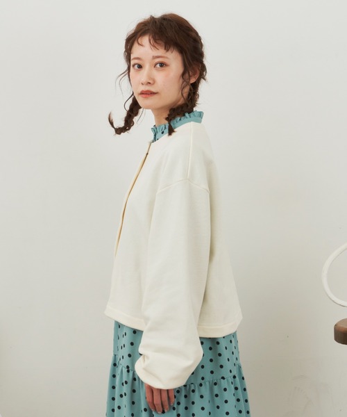 MERLOT（メルロー）の「クルーネックボリュームスリーブカーディガン（カーディガン/ボレロ・レディース・チャコールグレー/イエロー/ナチュラル・FREE）」の9枚目の写真