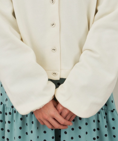 MERLOT（メルロー）の「クルーネックボリュームスリーブカーディガン（カーディガン/ボレロ・レディース・チャコールグレー/イエロー/ナチュラル・FREE）」の7枚目の写真