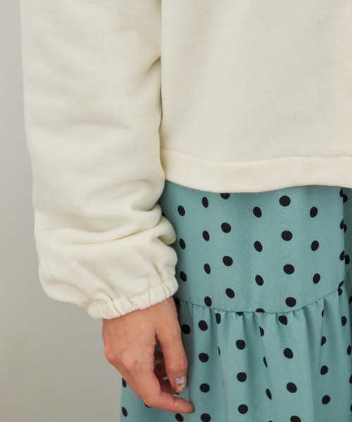 MERLOT（メルロー）の「クルーネックボリュームスリーブカーディガン（カーディガン/ボレロ・レディース・チャコールグレー/イエロー/ナチュラル・FREE）」の8枚目の写真