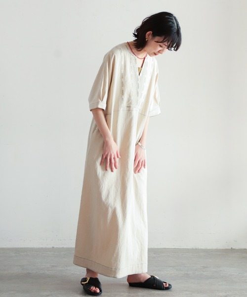 NOMBRE IMPAIR(ノンブルアンペール)の「綿麻ツイル刺繍 5分袖ワンピース(ワンピース・レディース・ブラック/キナリ・FREE)」の6枚目の写真