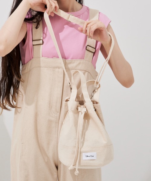 Libra Cue（リブラ キュー）の「”ミニ巾着トート”　　　　　　　　　　　　　　　　　　　　500mlペットボトルも入る高さ、見た目以上の大容量。取り外しのできる長めのショルダー付（ショルダーバッグ・レディース・アイボリー/ブラック・FREE）」の5枚目の写真