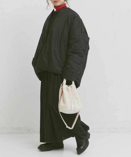 Libra Cue（リブラ キュー）の「”ミニ巾着トート”　　　　　　　　　　　　　　　　　　　　500mlペットボトルも入る高さ、見た目以上の大容量。取り外しのできる長めのショルダー付（ショルダーバッグ・レディース・アイボリー/ブラック・FREE）」の16枚目の写真