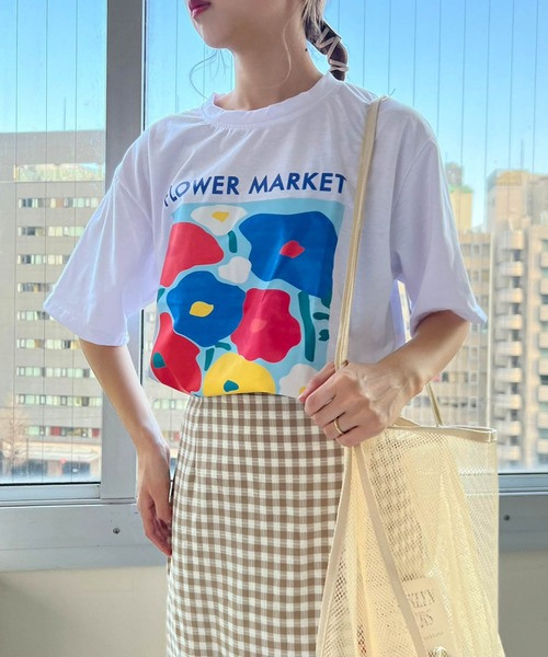 lala Born(ララボーン)の「フラワーアートTシャツ(Tシャツ/カットソー・レディース・ホワイト/ブラック/イエロー・FREE)」の2枚目の写真