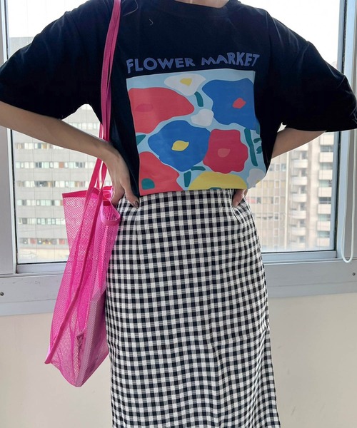 lala Born(ララボーン)の「フラワーアートTシャツ(Tシャツ/カットソー・レディース・ホワイト/ブラック/イエロー・FREE)」の3枚目の写真