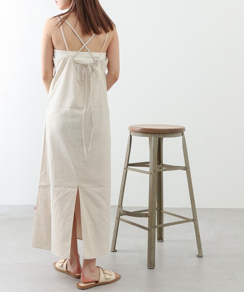 COLONY 2139（コロニートゥーワンスリーナイン）の「ZOZO限定 / リネンライクキャミワンピース（ワンピース・レディース・ブラック/アイボリー・FREE）」の7枚目の写真