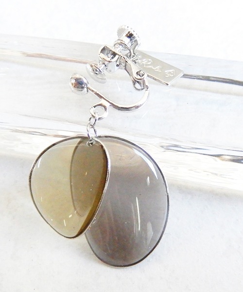 The Rule（ザルール）の「The Rule ザルール：片耳用　Amaranth earring size:Ｓ　花びら イヤリング S（イヤリング・レディース・ベージュ/パープル/グレー/レッド/ブルー/グリーン/クリア/グレイッシュベージュ・FREE）」の2枚目の写真