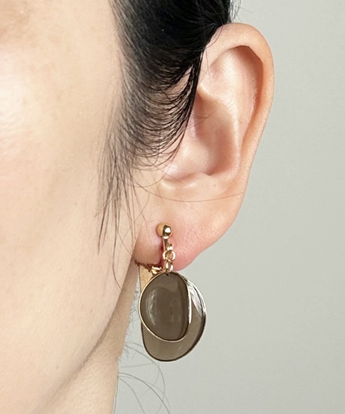 The Rule（ザルール）の「The Rule ザルール：片耳用　Amaranth earring size:Ｓ　花びら イヤリング S（イヤリング・レディース・ベージュ/パープル/グレー/レッド/ブルー/グリーン/クリア/グレイッシュベージュ・FREE）」の4枚目の写真